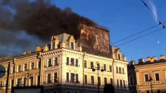 На площади Восстания рекламный щит, который горел в июне, снова заменили